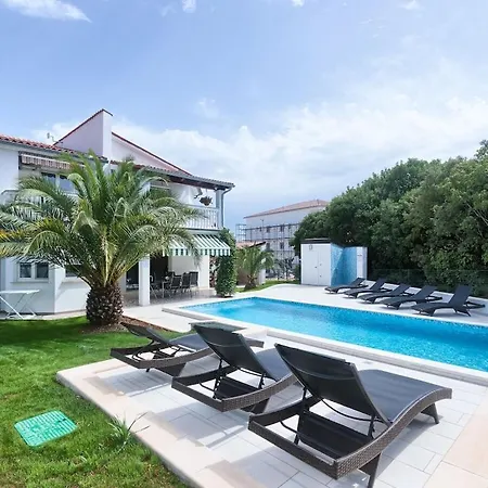 In With Swimming Pool * Pula