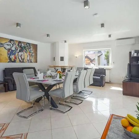 In With Swimming Pool Pula