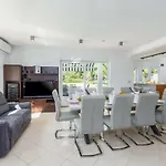 Vila In With Swimming Pool