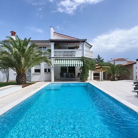 In Pula With Swimming Pool *