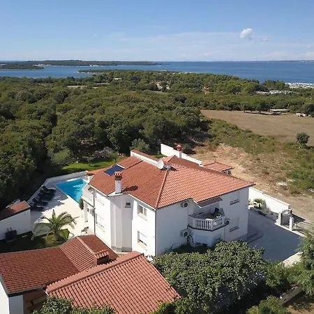 In Pula With Swimming Pool Villa *