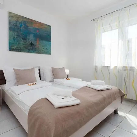 Villa In With Swimming Pool Pula