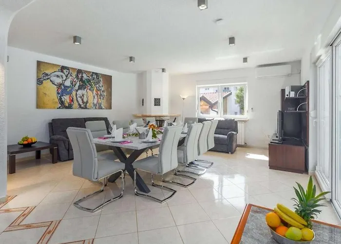 In Pula With Swimming Pool Pula