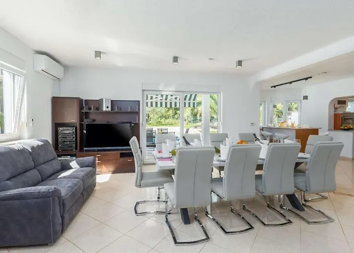 Villa In Pula With Swimming Pool