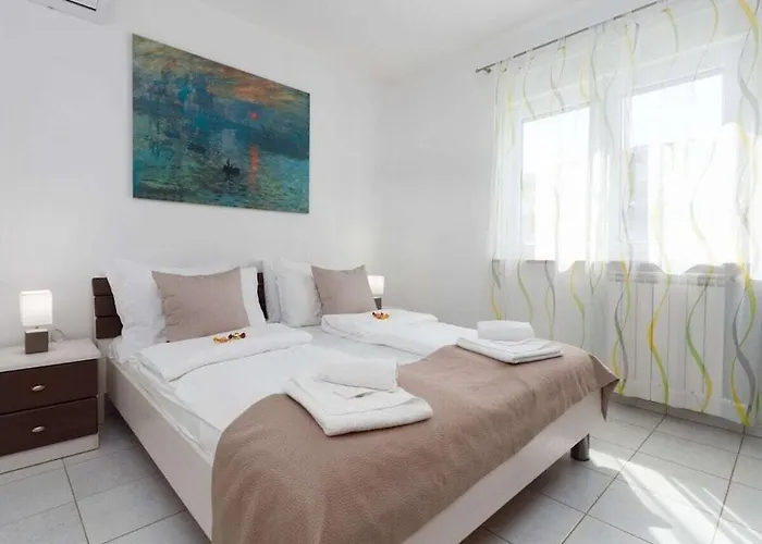 Villa In Pula With Swimming Pool Pula