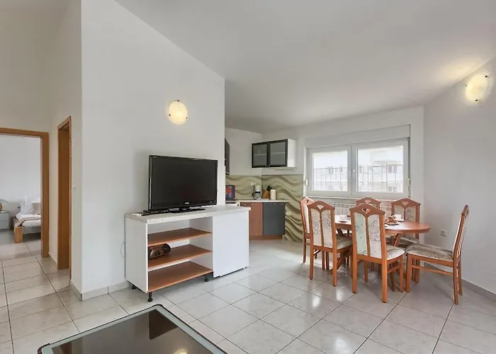 Villa In Pula With Swimming Pool *