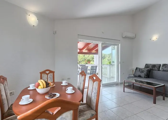 Villa In Pula With Swimming Pool *